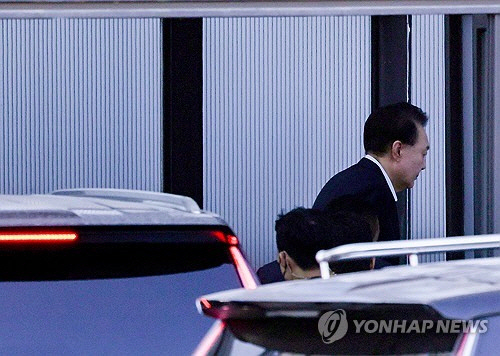 내란 우두머리와 직권남용 권리행사 방해 혐의를 받는 윤석열 대통령이 15일 경기 과천시 정부과천청사 내 고위공직자범죄수사처에 출석하고 있다.  [공동취재]